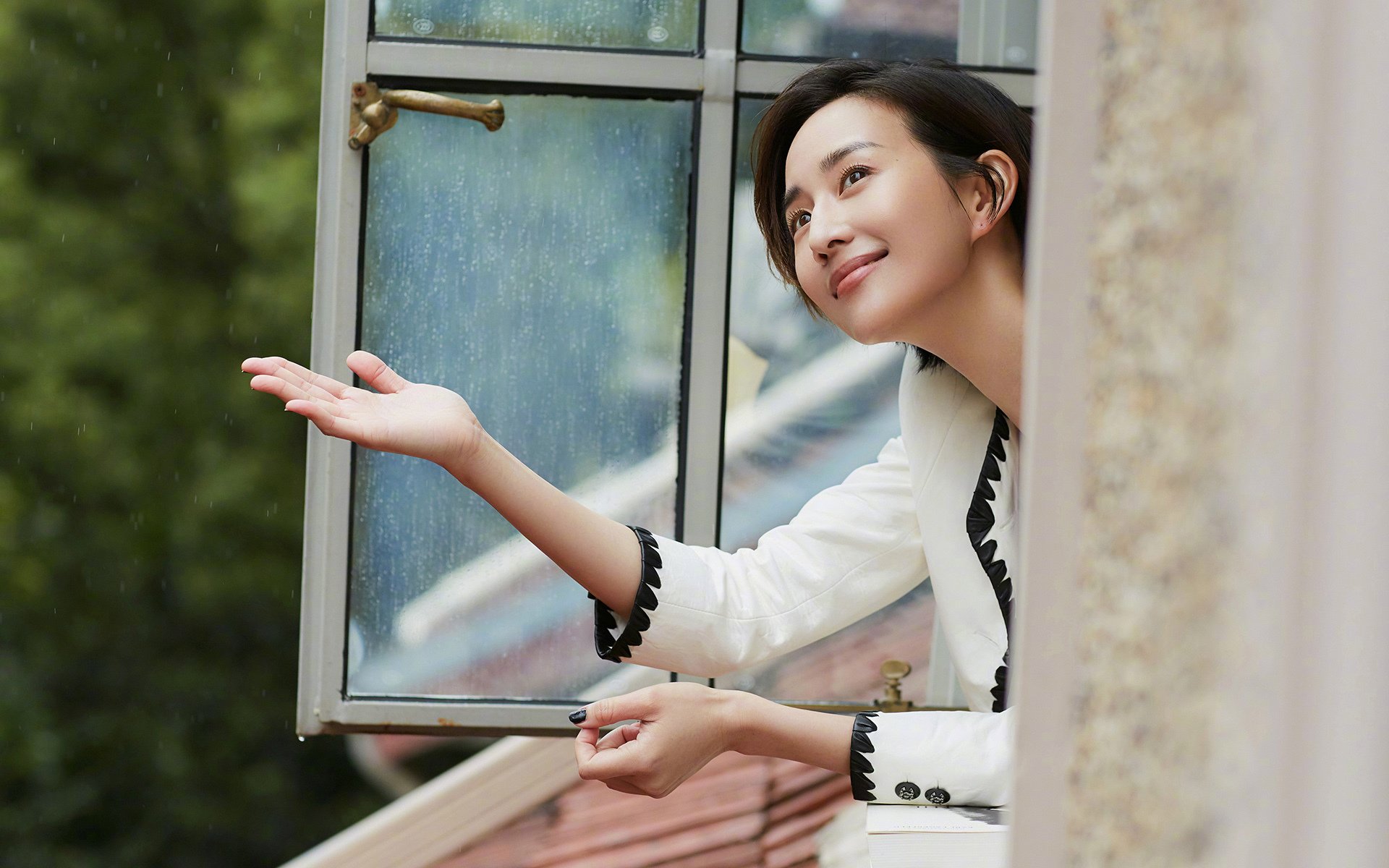 《明星电子竞技解说:带你领略每场激战的精彩!》,明星x电竞选手